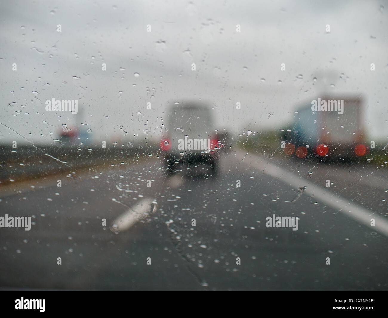 Piacenza, Italien - 22. April 2024 Eine Autobahnszene unter bewölktem Himmel mit Autos und Lastwagen mit Straßenschildern und einem regnerischen Tag auf Motorwa Stockfoto