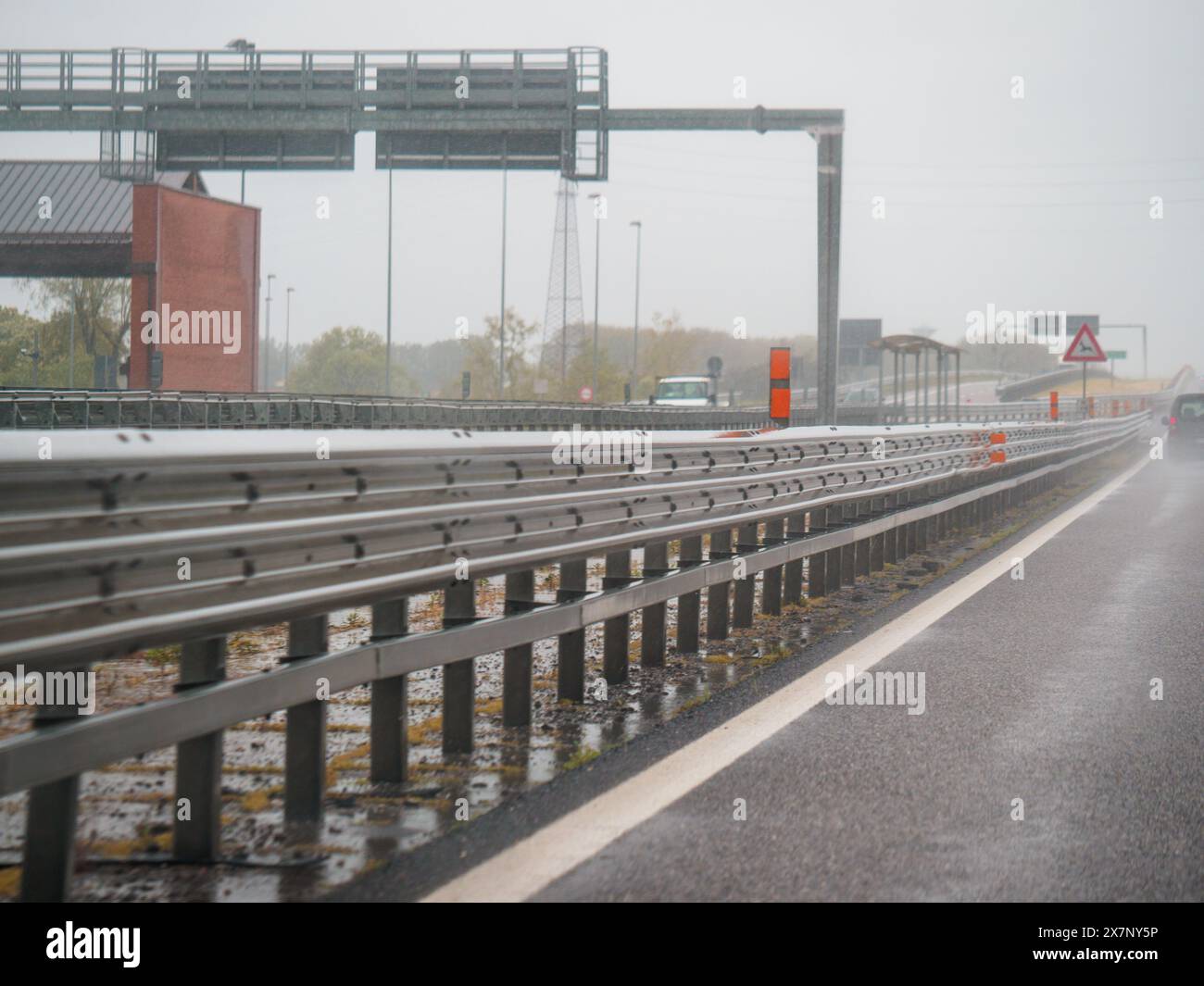 Piacenza, Italien - 22. April 2024 Eine Autobahnszene unter bewölktem Himmel mit Autos und Lastwagen mit Straßenschildern und einem regnerischen Tag auf Motorwa Stockfoto