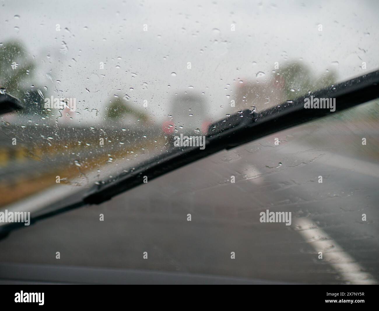 Piacenza, Italien - 22. April 2024 Eine Autobahnszene unter bewölktem Himmel mit Autos und Lastwagen mit Straßenschildern und einem regnerischen Tag auf Motorwa Stockfoto