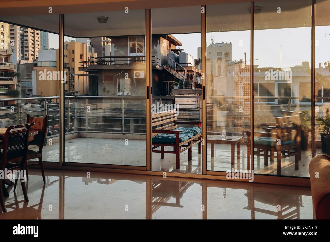 Blick auf das Achrafieh-Viertel in Beirut durch die Terrasse eines hohen Gebäudes Stockfoto