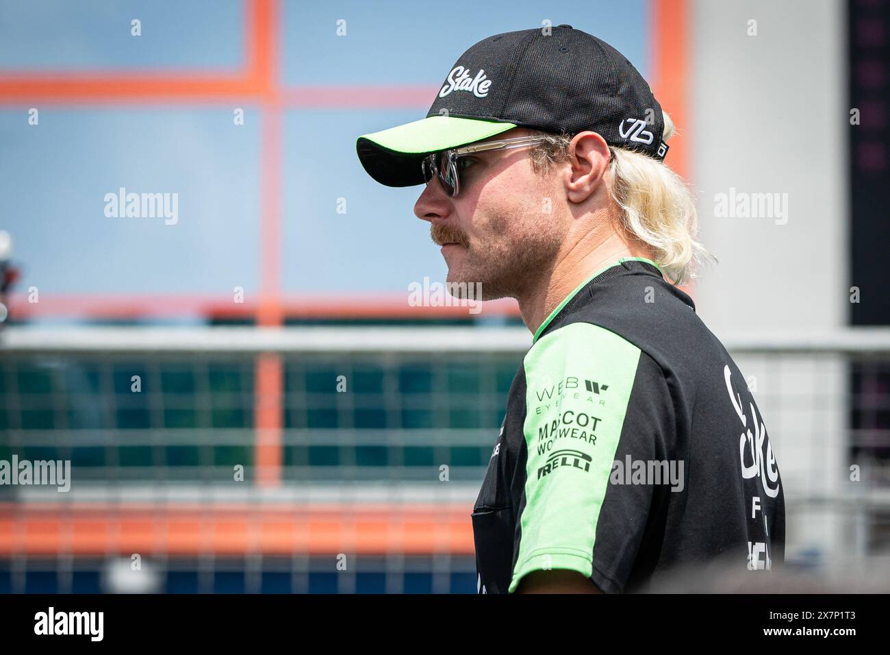 Imola, Italien. Mai 2024. Der finnische Fahrer Valtteri Bottas des Stake F1 Team Kick Saubers blickt auf eine Fahrerparade vor dem Start des Formel-1-Grand Prix von Emilia-Romagna zu. (Foto: Andreja Cencic/SOPA Images/SIPA USA) Credit: SIPA USA/Alamy Live News Stockfoto