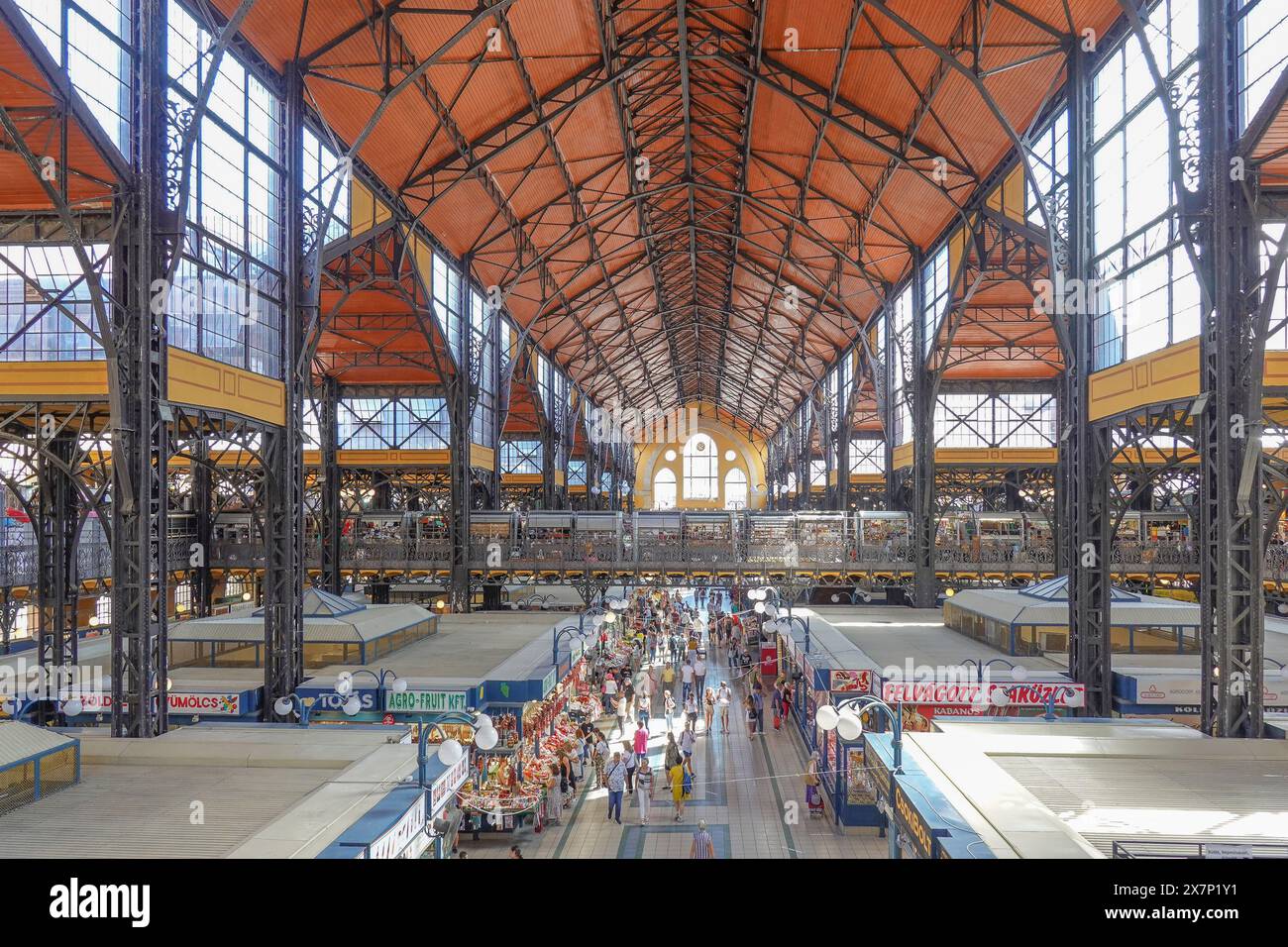 Ungarn, Budapest, Leute, die in der Großen Markthalle oder der zentralen Markthalle einkaufen. Die große Markthalle ist der größte und älteste überdachte Markt in Budap Stockfoto
