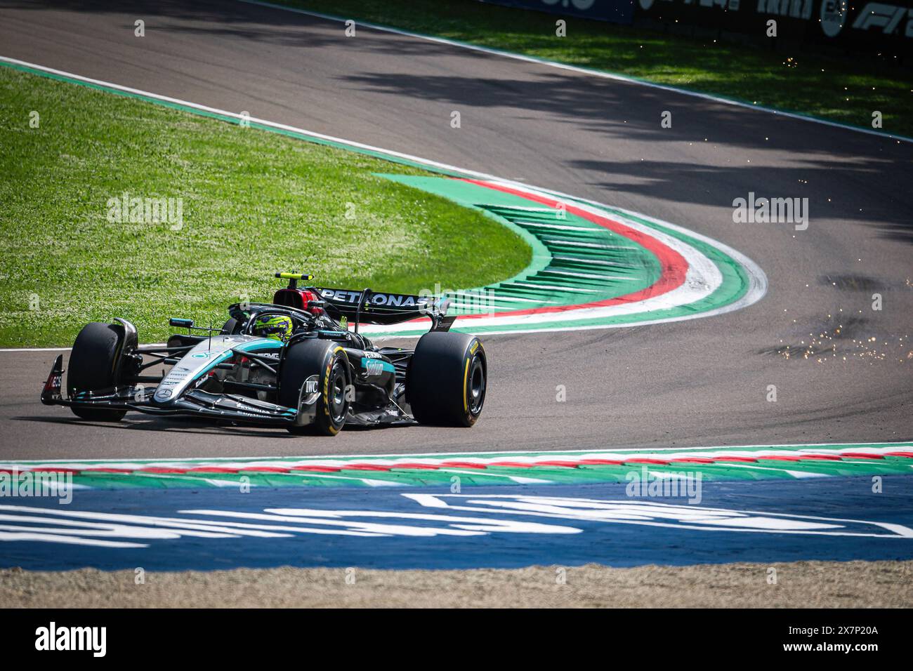 Imola, Italien. Mai 2024. Lewis Hamilton, britischer Fahrer des Mercedes-AMG Petronas F1 Teams, tritt während des Formel-1-Grand-Prix-Rennens von Emilia-Romagna an. (Foto: Andreja Cencic/SOPA Images/SIPA USA) Credit: SIPA USA/Alamy Live News Stockfoto