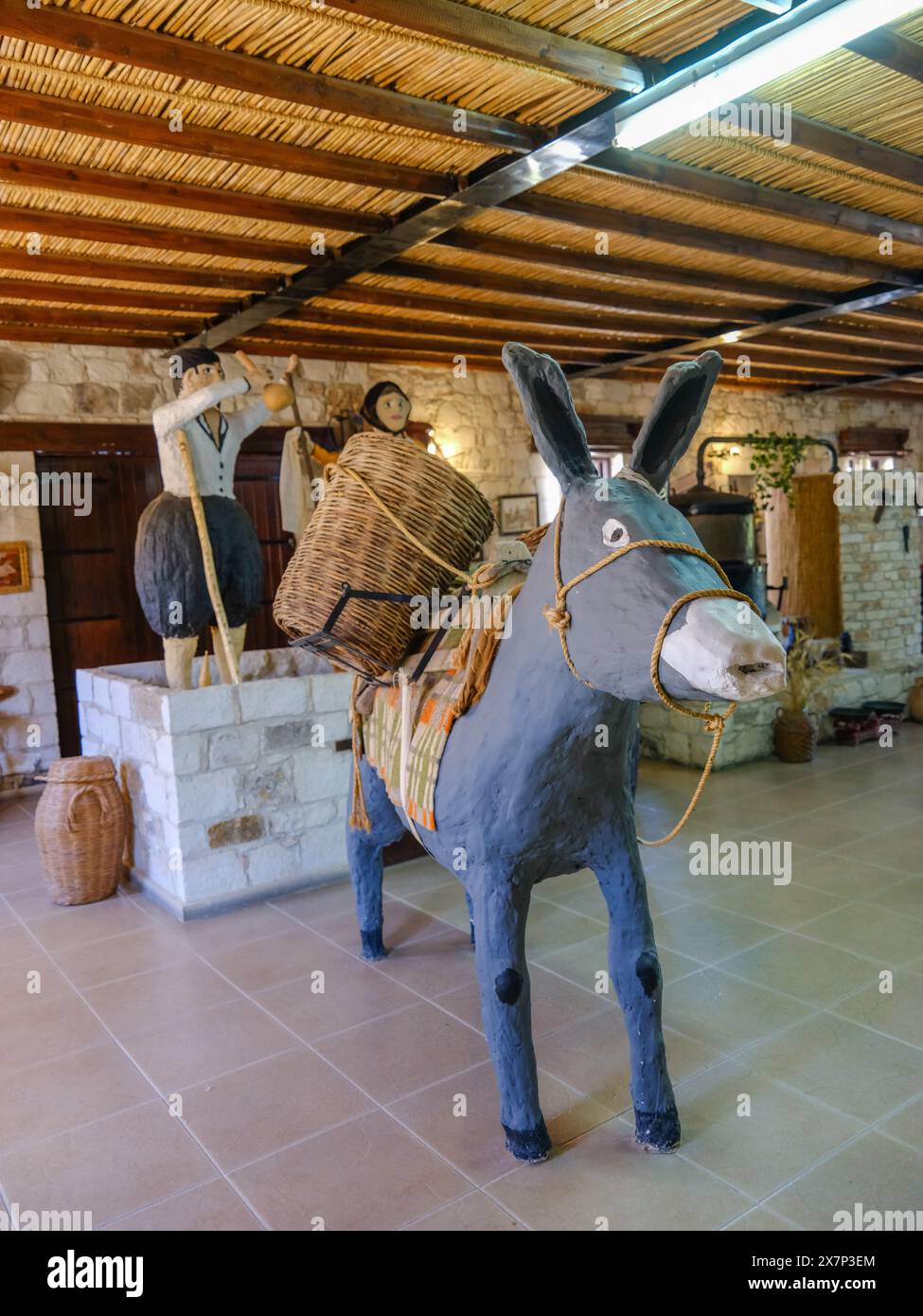 Mai 2024, Ausstellungen im Weingut Sterna, Weinberg und Weinmuseum in Kathikas, Zypern. Stockfoto