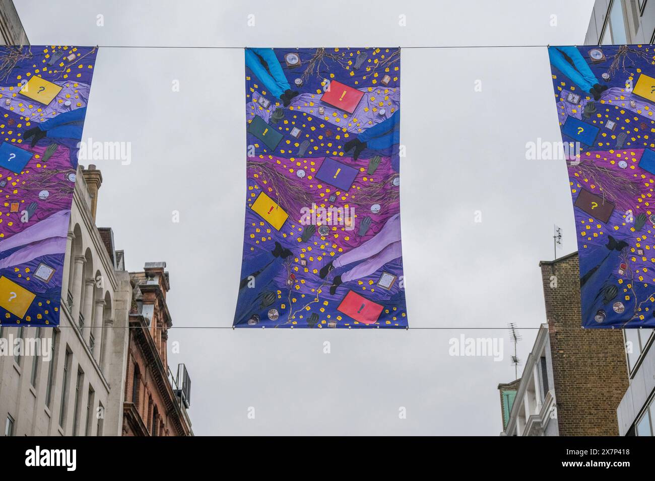 Cork Street, London, Großbritannien. Mai 2024. Sir John Akomfrahs neues Werk The Secret Life of Memorable Things (2024) wird in der Cork Street für das London Gallery Weekend vorgestellt. und besteht aus fünf Zeilen doppelseitiger Banner auf der Cork Street, mit drei Bannern pro Zeile und insgesamt 30 Einzelkunstwerken, wodurch eine Ausstellung von Norden nach Süden und eine weitere von Süden nach Norden entsteht. Es folgt auf die Präsentation des Künstlers auf der Biennale in Venedig, Hearing All Night to the Rain, die vom British Council für den British Pavilion in Auftrag gegeben wurde. Quelle: Malcolm Park/Alam Stockfoto