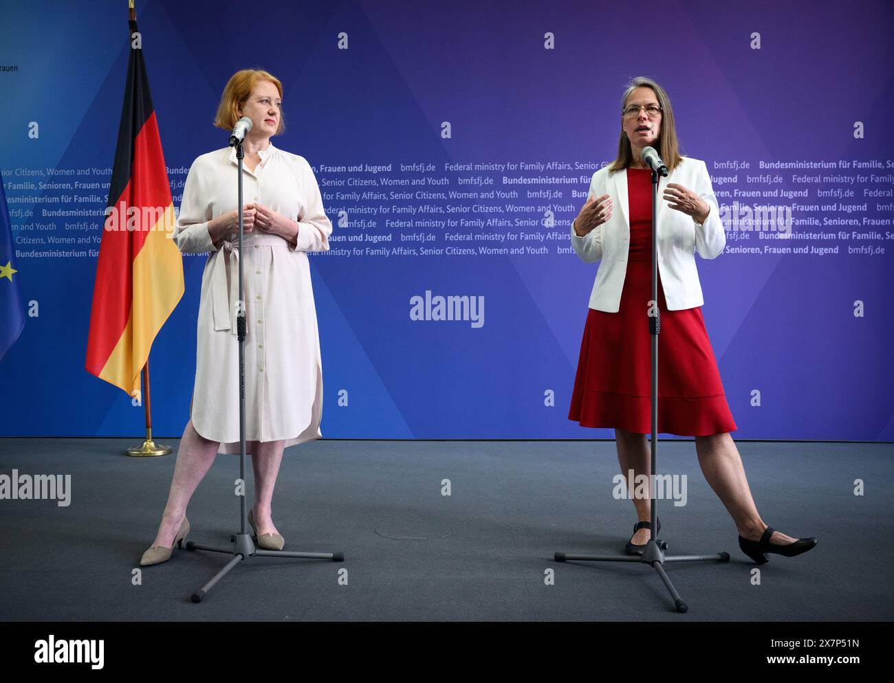 21. Mai 2024, Berlin: Lisa Paus (links, Allianz 90/die Grünen), Bundesministerin für Familie, Senioren, Frauen und Jugend, zusammen mit Sascha Karolin Aulepp (SPD), Senatorin für Kinder und Bildung in Bremen und Vorsitzende der Konferenz der Jugend- und Familienminister (JFMK), spricht auf einer Pressekonferenz im Bundesministerium für Familie über die „Gesamtstrategie für Fachkräfte in Kindertagesstätten und Ganztagesstätten“, die darauf abzielt, die Situation für Kinder, Eltern und Erzieherinnen und Erzieher zu verbessern und neue Fachkräfte anzuziehen. Foto: Bernd von Jutrczenka/dpa Stockfoto