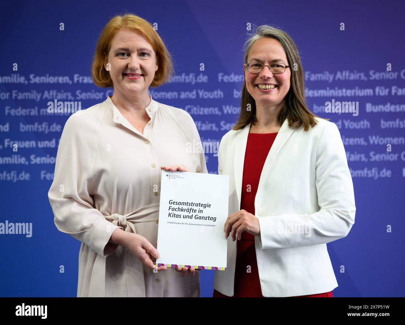 21. Mai 2024, Berlin: Lisa Paus (l, Allianz 90/die Grünen), Bundesministerin für Familie, Senioren, Frauen und Jugend, zusammen mit Sascha Karolin Aulepp (SPD), Senatorin für Kinder und Bildung in Bremen und Vorsitzende der Konferenz der Jugend- und Familienminister (JFMK), präsentiert auf einer Pressekonferenz im Bundesministerium für Familie die „Gesamtstrategie für Fachkräfte in Kindertagesstätten und Ganztagesstätten“, die darauf abzielt, die Situation für Kinder, Eltern und Erzieherinnen und Erzieher zu verbessern und neue Fachkräfte anzuziehen. Foto: Bernd von Jutrczenka/dpa Stockfoto