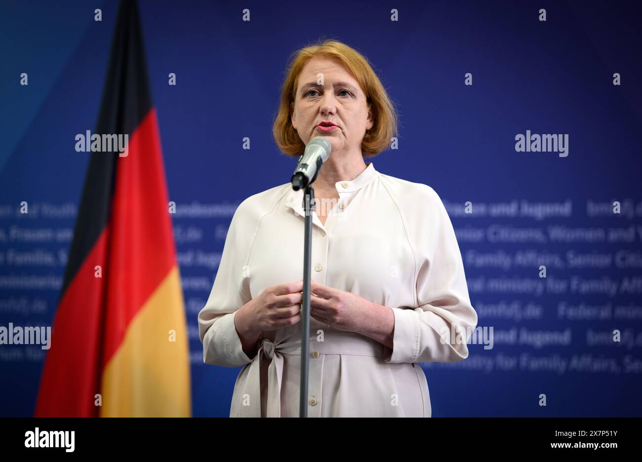 Berlin, Deutschland. Mai 2024. Lisa Paus (Allianz 90/die Grünen), Bundesministerin für Familie, Senioren, Frauen und Jugend, spricht auf einer Pressekonferenz im Bundesministerium für Familie über die "Gesamtstrategie für Fachkräfte in Kindertagesstätten und Ganztagesstätten". Ziel ist es, die Situation für Kinder, Eltern und Erziehungsberufe zu verbessern und neue Berufstätige anzuziehen. Quelle: Bernd von Jutrczenka/dpa/Alamy Live News Stockfoto