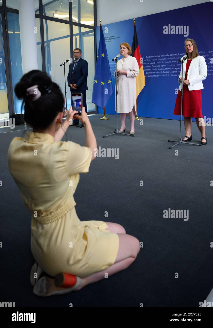 21. Mai 2024, Berlin: Lisa Paus (links, Allianz 90/die Grünen), Bundesministerin für Familie, Senioren, Frauen und Jugend, zusammen mit Sascha Karolin Aulepp (SPD), Senatorin für Kinder und Bildung in Bremen und Vorsitzende der Konferenz der Jugend- und Familienminister (JFMK), spricht auf einer Pressekonferenz im Bundesministerium für Familie über die „Gesamtstrategie für Fachkräfte in Kindertagesstätten und Ganztagesstätten“, die darauf abzielt, die Situation für Kinder, Eltern und Erzieherinnen und Erzieher zu verbessern und neue Fachkräfte anzuziehen. Foto: Bernd von Jutrczenka/dpa Stockfoto
