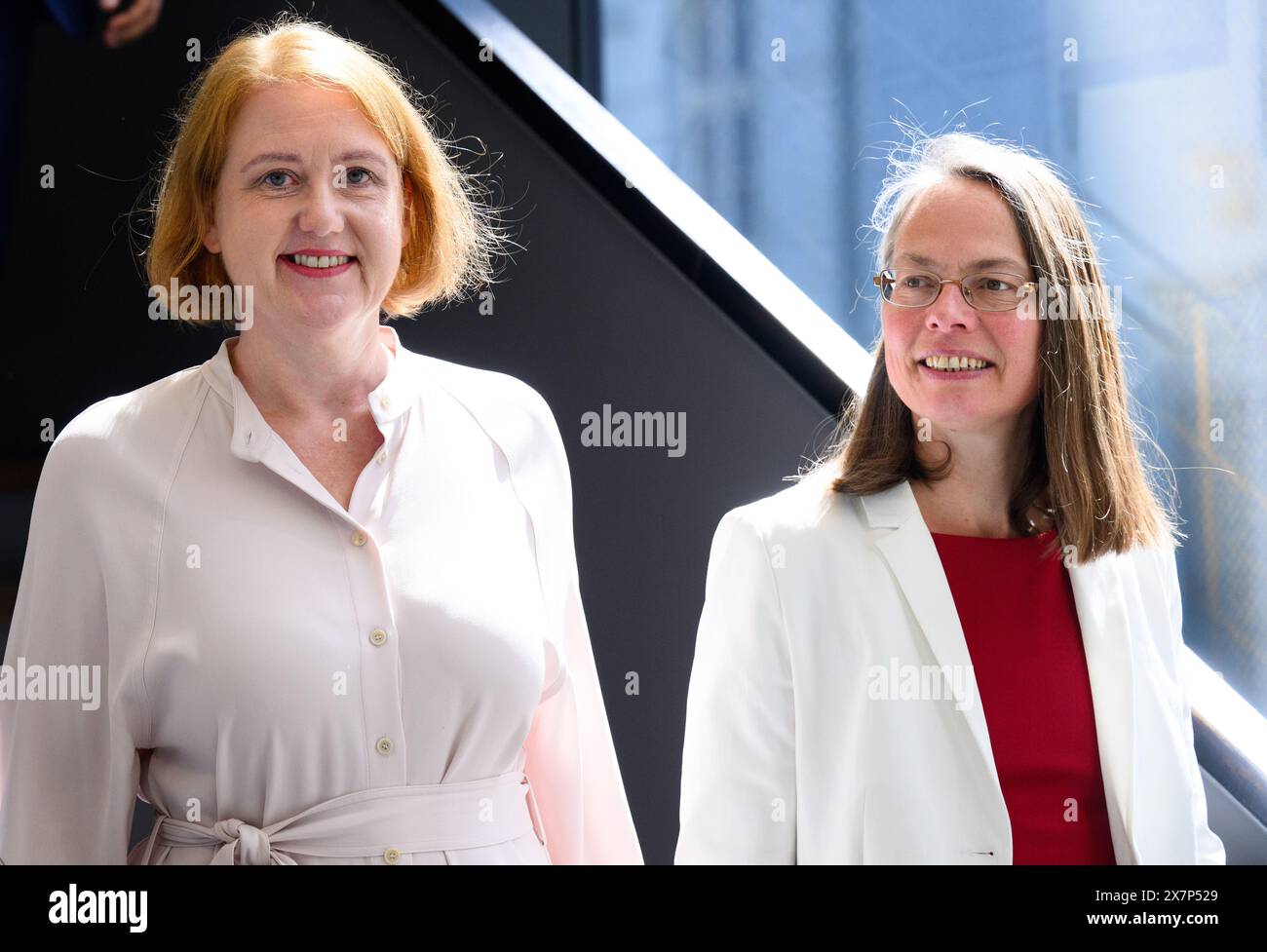 21. Mai 2024, Berlin: Lisa Paus (links, Allianz 90/die Grünen), Bundesministerin für Familie, Senioren, Frauen und Jugend, und Sascha Karolin Aulepp (SPD), Senatorin für Kinder und Bildung in Bremen und Vorsitzende der Jugend- und Familienministerkonferenz (JFMK), nehmen an einer Pressekonferenz im Bundesministerium für Familie zum Thema "Gesamtstrategie für Fachkräfte in Kindertagesstätten und Ganztagesstätten" Teil. Ziel ist es, die Situation für Kinder, Eltern und Erziehungsberufe zu verbessern und neue Berufstätige anzuziehen. Foto: Bernd von Jutrczenka/dpa Stockfoto