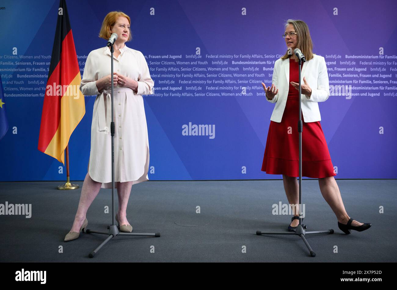 21. Mai 2024, Berlin: Lisa Paus (links, Allianz 90/die Grünen), Bundesministerin für Familie, Senioren, Frauen und Jugend, zusammen mit Sascha Karolin Aulepp (SPD), Senatorin für Kinder und Bildung in Bremen und Vorsitzende der Konferenz der Jugend- und Familienminister (JFMK), spricht auf einer Pressekonferenz im Bundesministerium für Familie über die „Gesamtstrategie für Fachkräfte in Kindertagesstätten und Ganztagesstätten“, die darauf abzielt, die Situation für Kinder, Eltern und Erzieherinnen und Erzieher zu verbessern und neue Fachkräfte anzuziehen. Foto: Bernd von Jutrczenka/dpa Stockfoto