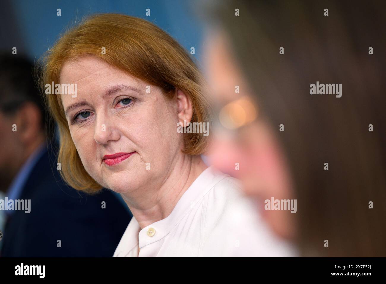 21. Mai 2024, Berlin: Lisa Paus (links, Allianz 90/die Grünen), Bundesministerin für Familie, Senioren, Frauen und Jugend, zusammen mit Sascha Karolin Aulepp (SPD), Senatorin für Kinder und Bildung in Bremen und Vorsitzende der Konferenz der Jugend- und Familienminister (JFMK), spricht auf einer Pressekonferenz im Bundesministerium für Familie über die „Gesamtstrategie für Fachkräfte in Kindertagesstätten und Ganztagesstätten“, die darauf abzielt, die Situation für Kinder, Eltern und Erzieherinnen und Erzieher zu verbessern und neue Fachkräfte anzuziehen. Foto: Bernd von Jutrczenka/dpa Stockfoto
