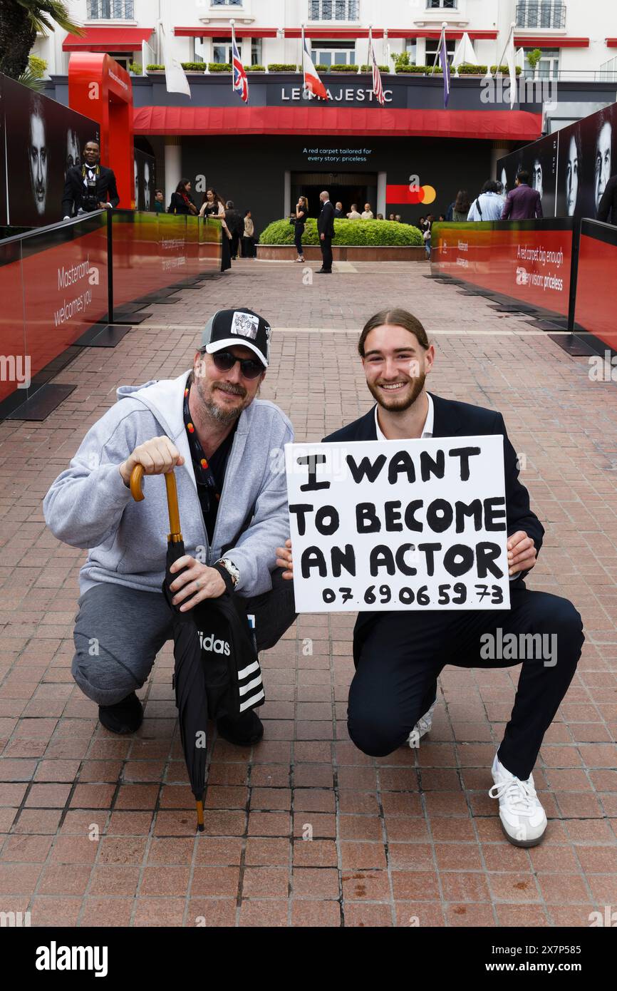 Cannes, Frankreich. 15. Mai 2024. Junger Mann mit dem Schild „Ich will Schauspieler werden“ auf den Internationalen Filmfestspielen in Cannes, Frankreich. Stockfoto