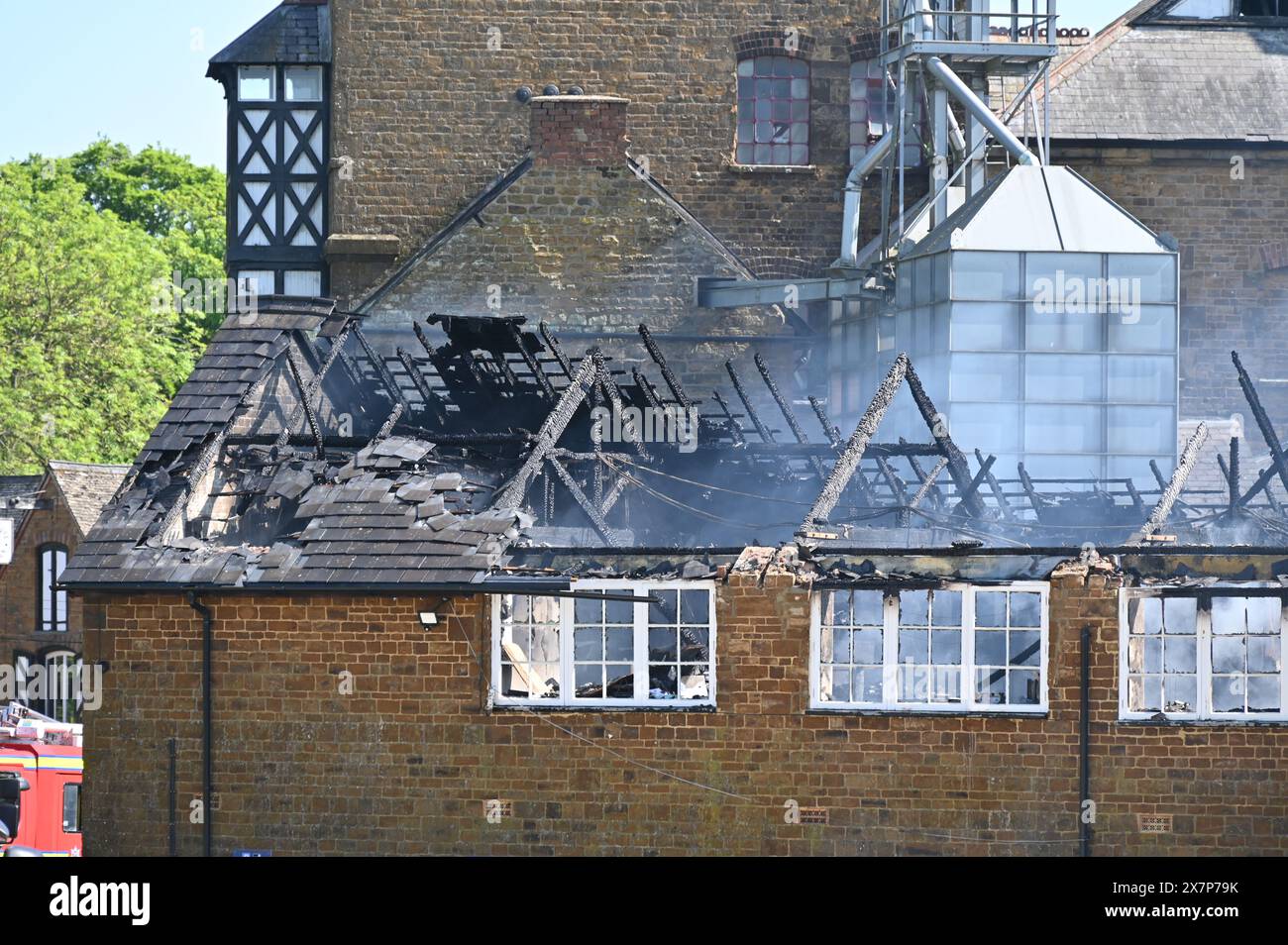 Feuerwehrmannschaften dämpften ein Feuer, das sich in Büros über dem Stallblock der Brauerei im nördlichen Oxfordshire-Dorf Hook Norton befand. Stockfoto