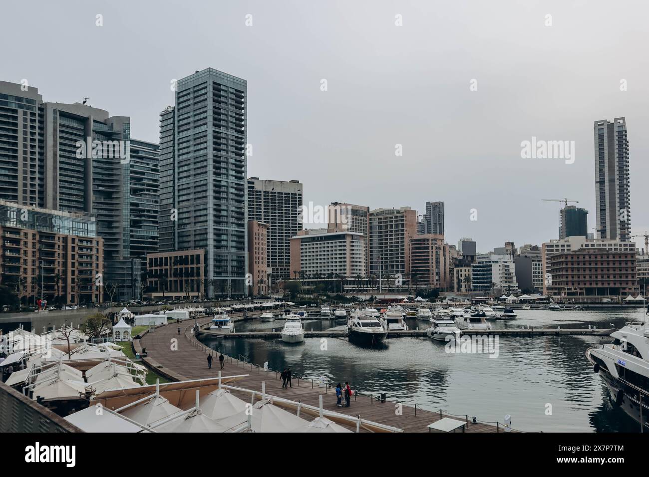 Beirut, Libanon — 23.04.2023: Zaitunay Bay, ein schickes Hafengebiet in der Innenstadt von Beirut Stockfoto