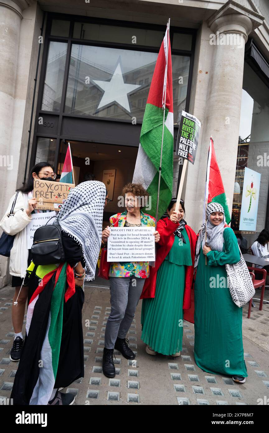 Am 18. Mai haben Tausende von Menschen in Zentral-London gegen die israelische Bombardierung von Gaza und zur Unterstützung Palästinas deomonstriert. Zwei Demonstranten stehen auf dem Streik Stockfoto