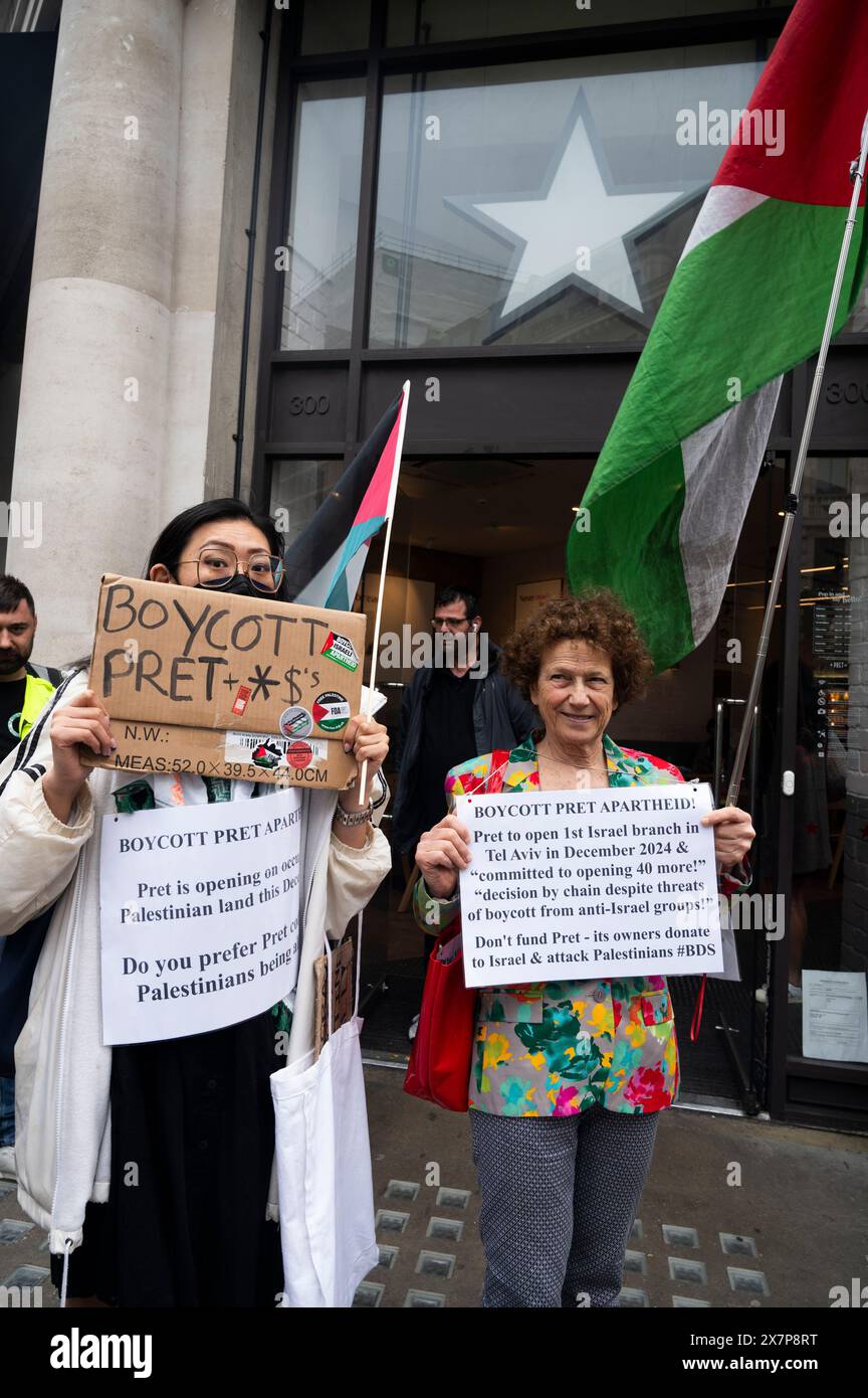 Am 18. Mai haben Tausende von Menschen in Zentral-London gegen die israelische Bombardierung von Gaza und zur Unterstützung Palästinas deomonstriert. Zwei Demonstranten stehen auf dem Streik Stockfoto