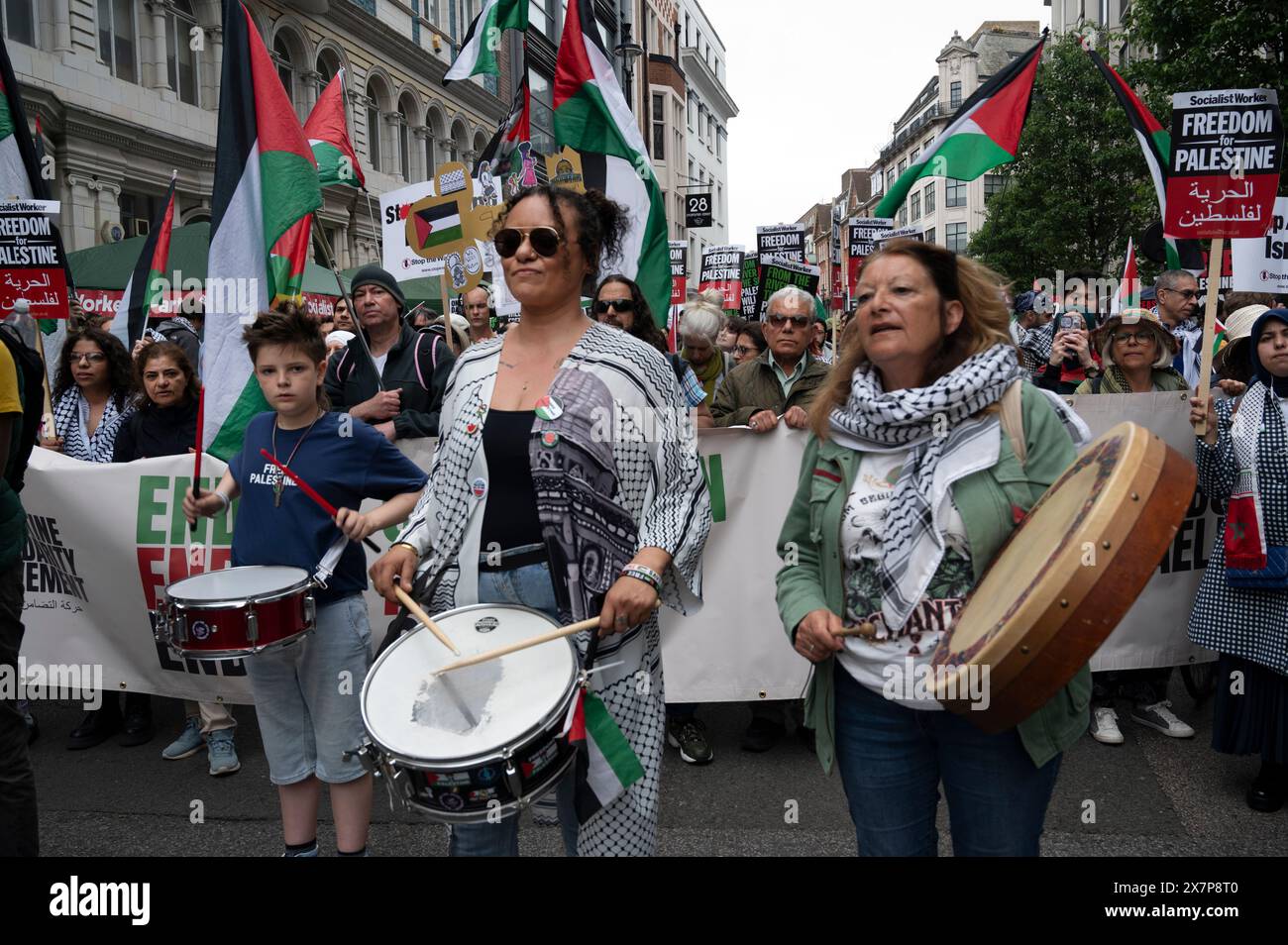 Am 18. Mai haben Tausende von Menschen in Zentral-London gegen die israelische Bombardierung von Gaza und zur Unterstützung Palästinas deomonstriert. Stockfoto