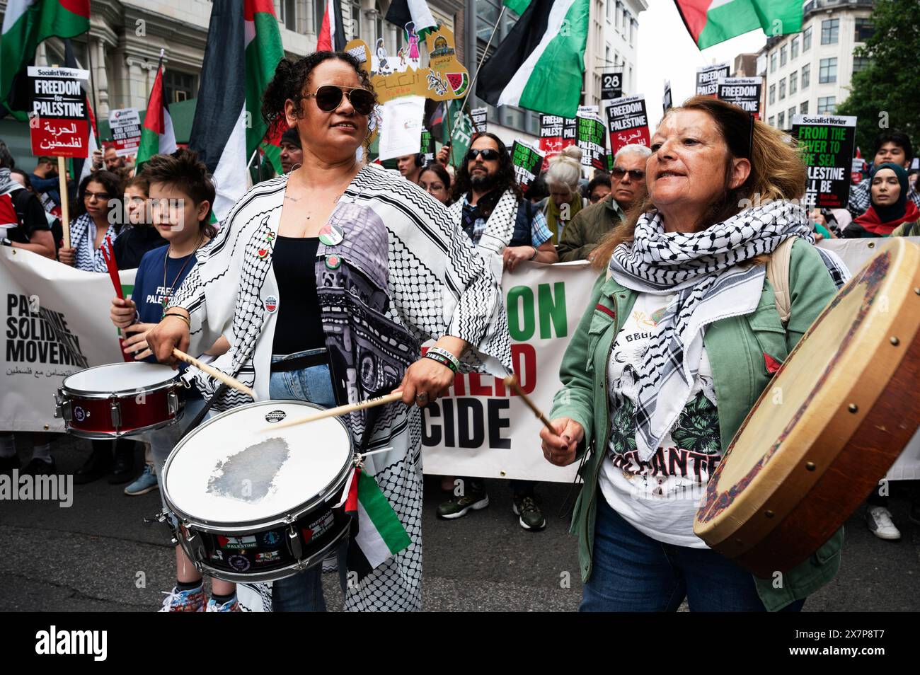 Am 18. Mai haben Tausende von Menschen in Zentral-London gegen die israelische Bombardierung von Gaza und zur Unterstützung Palästinas deomonstriert. Stockfoto