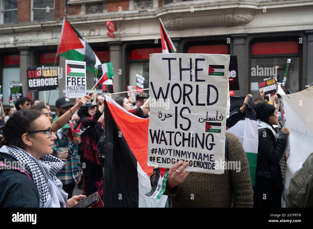 Am 18. Mai haben Tausende von Menschen in Zentral-London gegen die israelische Bombardierung von Gaza und zur Unterstützung Palästinas deomonstriert. Stockfoto