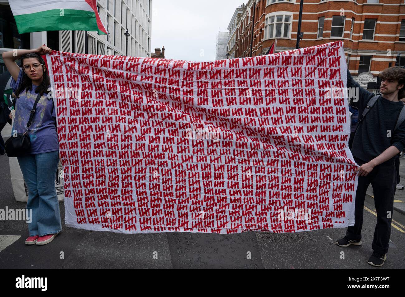Am 18. Mai haben Tausende von Menschen in Zentral-London gegen die israelische Bombardierung von Gaza und zur Unterstützung Palästinas deomonstriert. Symbolische Linien werden angezeigt Stockfoto