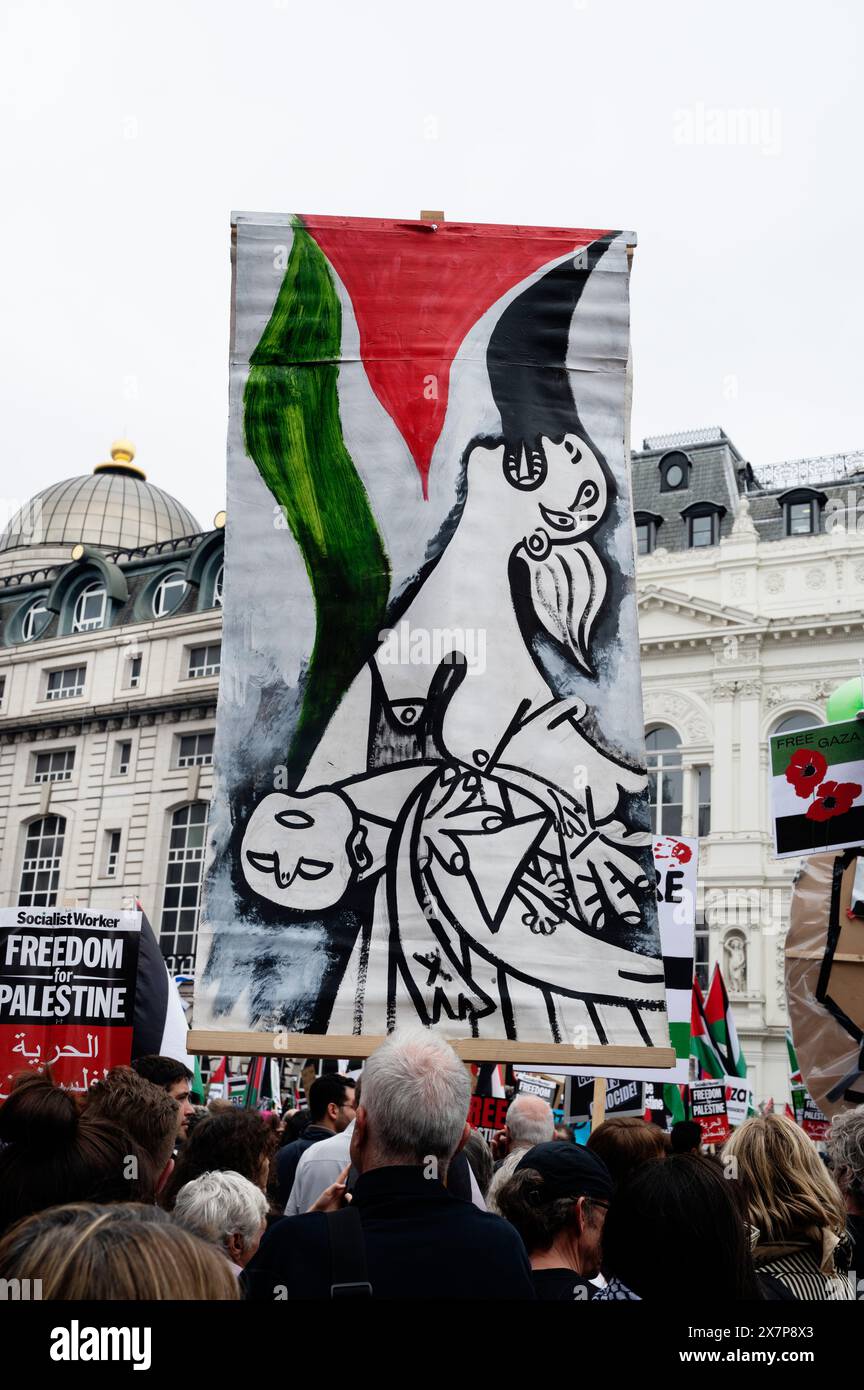 Am 18. Mai haben Tausende von Menschen in Zentral-London gegen die israelische Bombardierung von Gaza deomonstriert. Detail von Picassos Guernica. Stockfoto
