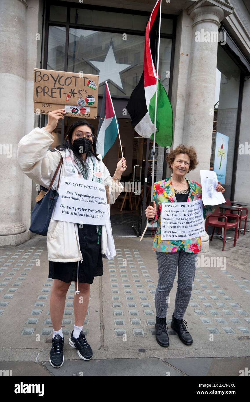 Am 18. Mai haben Tausende von Menschen in Zentral-London gegen die israelische Bombardierung von Gaza und zur Unterstützung Palästinas deomonstriert. Zwei Demonstranten stehen auf dem Streik Stockfoto