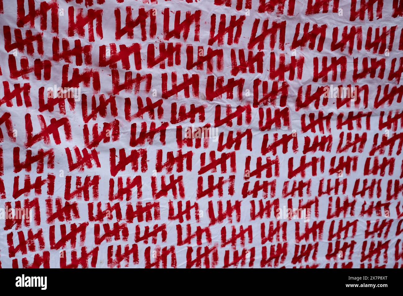 Am 18. Mai haben Tausende von Menschen in Zentral-London gegen die israelische Bombardierung von Gaza und zur Unterstützung Palästinas deomonstriert. Symbolische Linien werden angezeigt Stockfoto