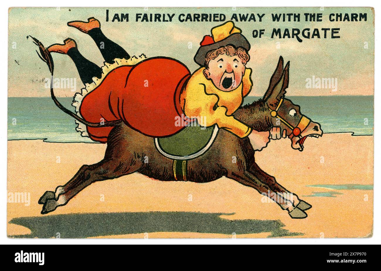 Originale lustige edwardianische Postkarte der edwardianischen Dame auf einem ausgerissenen Esel, „mit dem Charme von Margate weggerissen“. Margate war ein typischer traditioneller britischer Ferienort in Kent, England Postkarte ist datiert / veröffentlicht am 24. August 1910 Stockfoto
