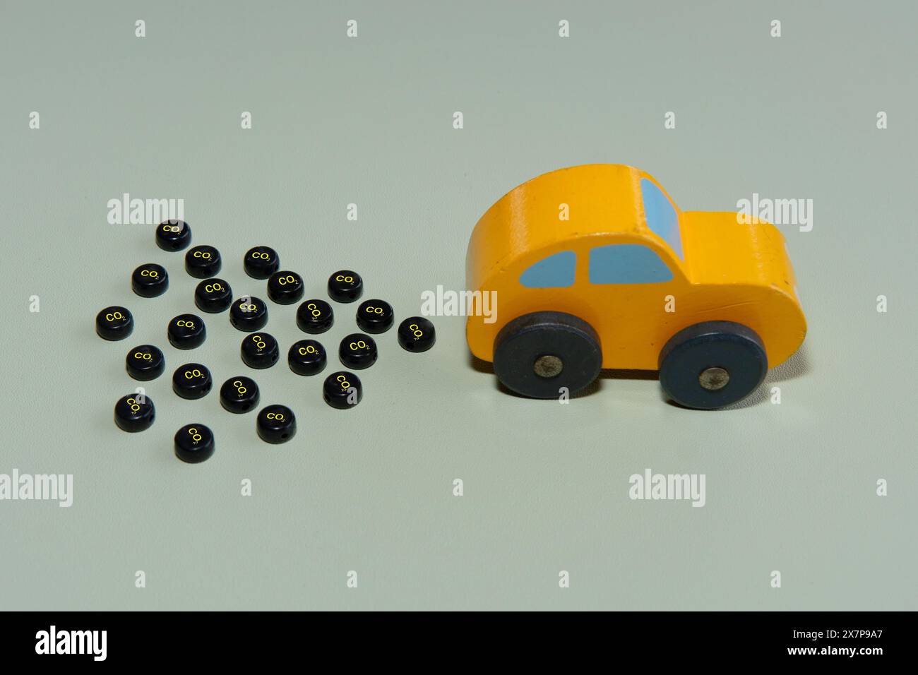 Nahaufnahme von Auto- und Holzblöcken mit den Buchstaben „CO2“. CO2-Fußabdruck-Konzept. Stockfoto
