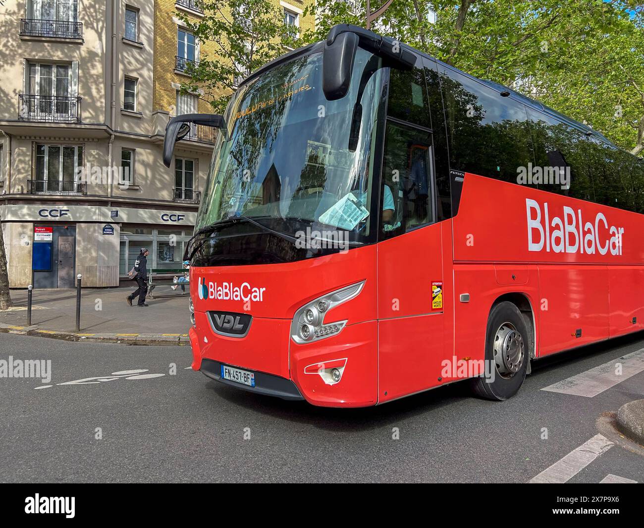 Paris, Frankreich, Fernbus fährt auf der City Street, „BlaBlaBlaCar“ Stockfoto