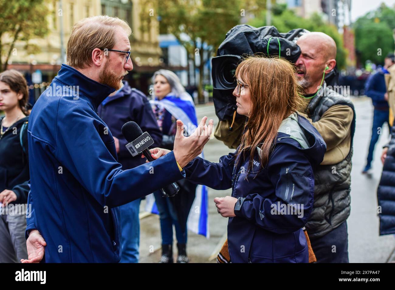 Melbourne, Australien. Mai 2024. Senator James Paterson, der australische Schatteninnenminister, wird während der Pro-Jewish-Kundgebung, die von der christlich geführten Bewegung „Never Again Is Now“ organisiert wurde, vom australischen ABC-Fernsehsender interviewt, um gegen Hass und Antisemitismus zu kämpfen und die jüdische Gemeinde zu unterstützen. (Foto: Alexander Bogatyrev/SOPA Images/SIPA USA) Credit: SIPA USA/Alamy Live News Stockfoto