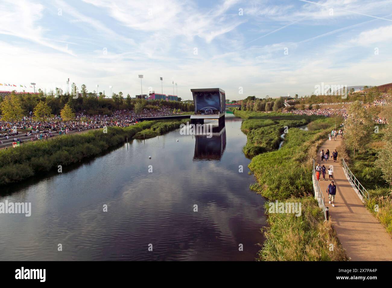 Weitwinkelblick auf „Park Live“, einen riesigen Bildschirm mitten im Fluss Lea, im Queen Elizabeth Olympic Park, bei den Paralympics 2012 Stockfoto