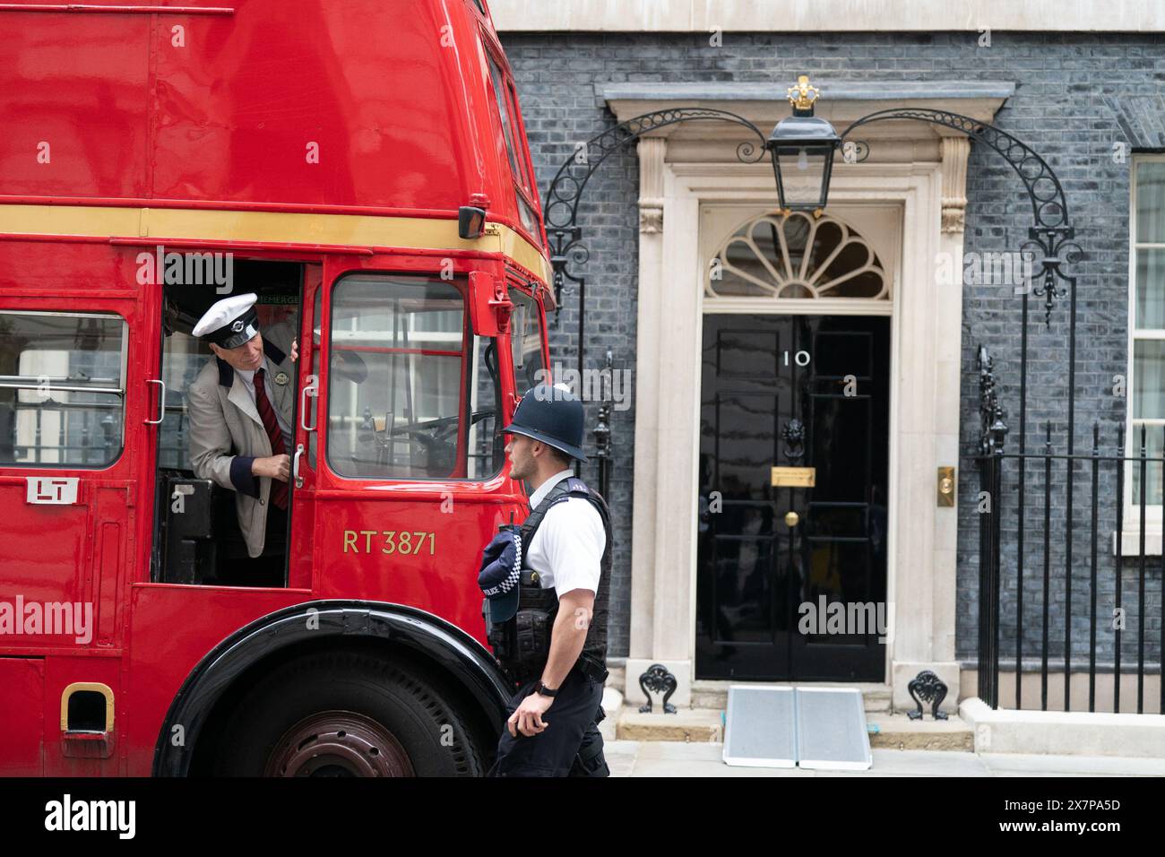 Ein AEC Regent III Doppeldeckerbus der London Bus Company aus den 1950er Jahren parkt vor der Downing Street 10 in London und wartet darauf, Schulkinder, die an einer D-Day Geschichtsstunde auf Nummer 10 teilnehmen, zu bringen, um Veteranen an Bord der HMS Belfast auf der Themse zu treffen. Bilddatum: Dienstag, 21. Mai 2024. Stockfoto