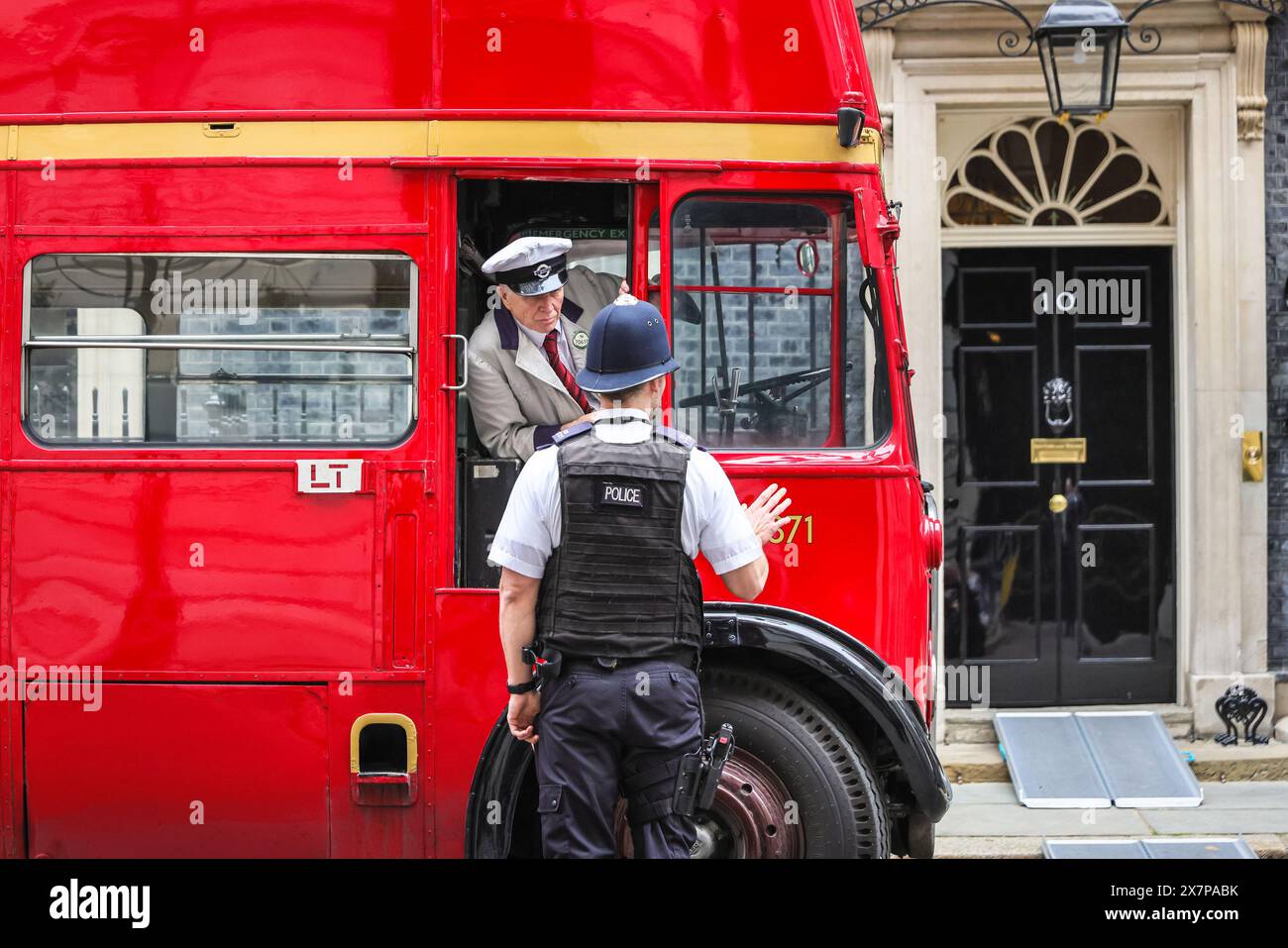 London, Großbritannien. Mai 2024. Der alte rote Doppeldeckerbus kommt an. Zwei Veteranen, der 99-jährige George Chandler, der ehemalige Navy Able Seaman und der 98-jährige Bernard Morgan, der ehemalige RAF Sargeant, betreten die Downing Street und begeisterte Schulkinder der Hayfield Cross School in Northampton. Sie werden von der Ehefrau des Premierministers Akshata Murthy begrüßt, die zum Gedenken an den "D-Day 80", den 80. Jahrestag des D-Day, gedenken soll. Ein roter Doppeldeckerbus mit „D-Day“-Schild ist ebenfalls in der Downing Street zu diesem Anlass zu sehen. Quelle: Imageplotter/Alamy Live News Stockfoto