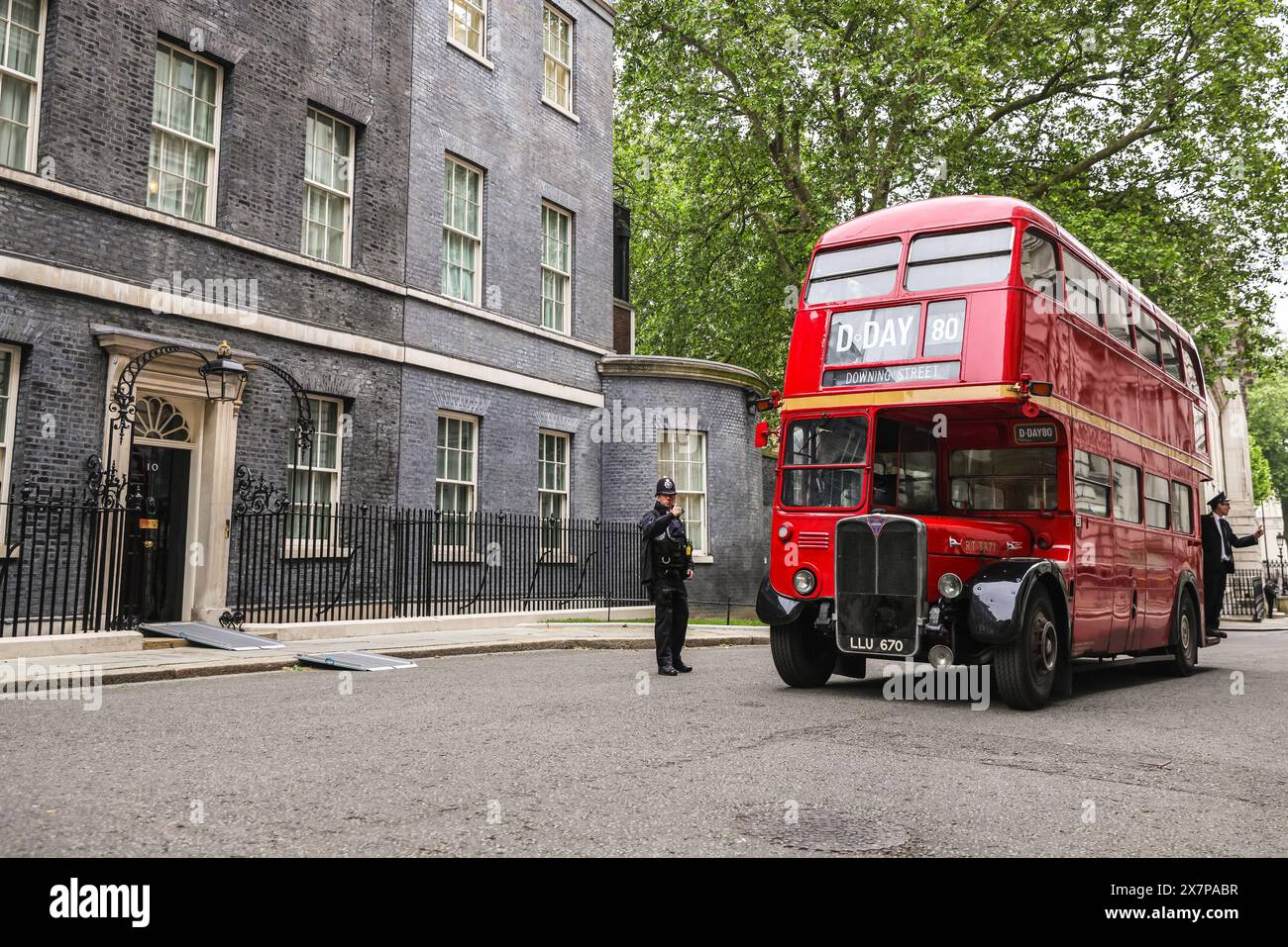 London, Großbritannien. Mai 2024. Der alte rote Doppeldeckerbus kommt an. Zwei Veteranen, der 99-jährige George Chandler, der ehemalige Navy Able Seaman und der 98-jährige Bernard Morgan, der ehemalige RAF Sargeant, betreten die Downing Street und begeisterte Schulkinder der Hayfield Cross School in Northampton. Sie werden von der Ehefrau des Premierministers Akshata Murthy begrüßt, die zum Gedenken an den "D-Day 80", den 80. Jahrestag des D-Day, gedenken soll. Ein roter Doppeldeckerbus mit „D-Day“-Schild ist ebenfalls in der Downing Street zu diesem Anlass zu sehen. Quelle: Imageplotter/Alamy Live News Stockfoto