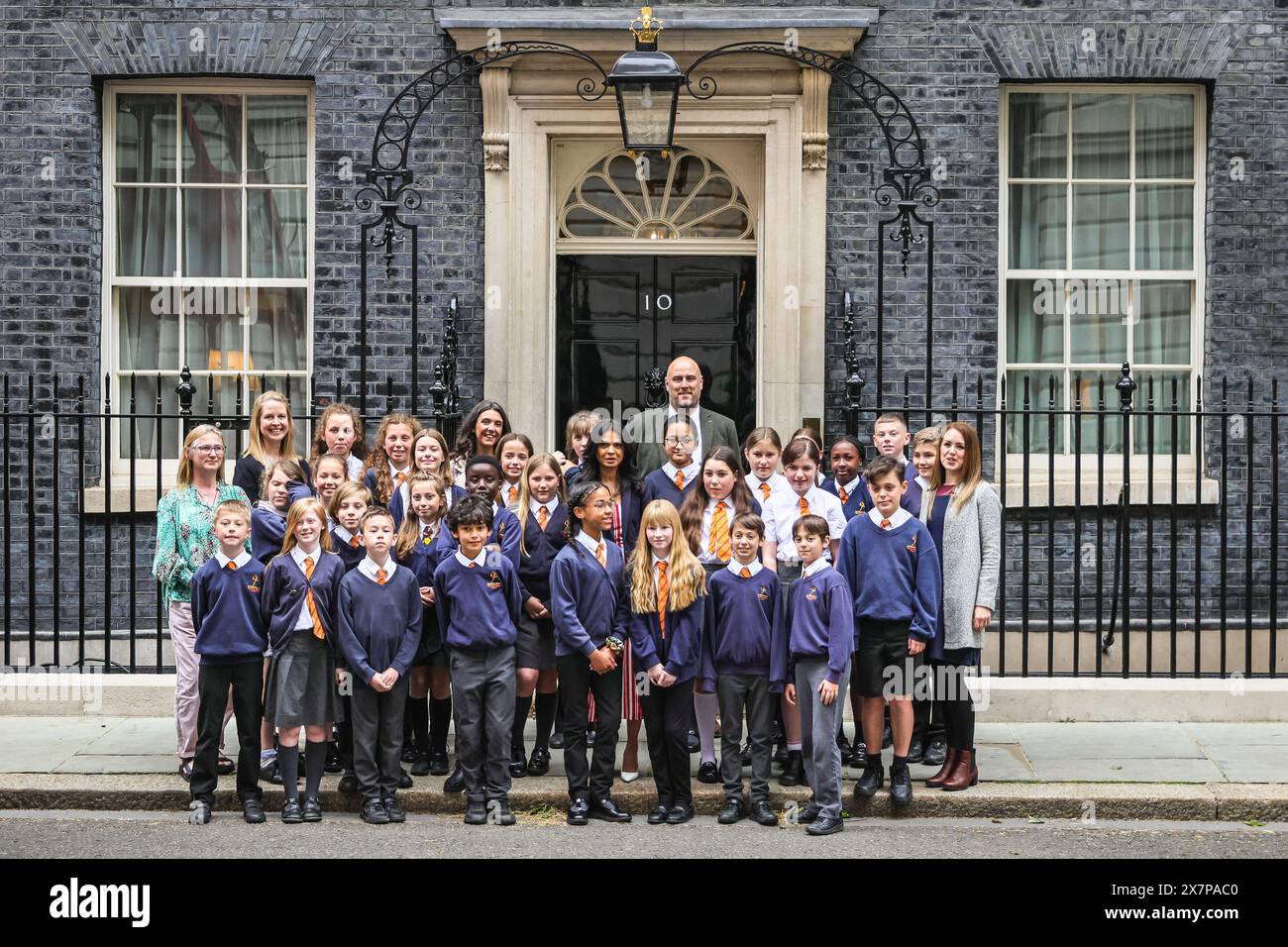 London, Großbritannien. Mai 2024. Die Frau des Premierministers, Akshata Murty, posiert mit Schulkindern der Hayfield Cross School in Northampton. Zwei Veteranen, betreten die Downing Street und begeisterte Schulkinder. Sie werden von der Ehefrau des Premierministers, Akshata Murty, zum Gedenken an den „D-Day 80“, den 80. Jahrestag des D-Day, begrüßt. Ein roter Doppeldeckerbus mit „D-Day“-Schild ist ebenfalls in der Downing Street zu diesem Anlass zu sehen. Quelle: Imageplotter/Alamy Live News Stockfoto