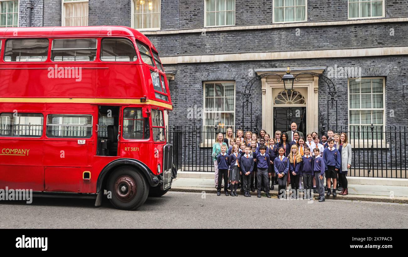 London, Großbritannien. Mai 2024. Die Frau des Premierministers, Akshata Murty, posiert mit Schulkindern der Hayfield Cross School in Northampton. Zwei Veteranen, betreten die Downing Street und begeisterte Schulkinder. Sie werden von der Ehefrau des Premierministers, Akshata Murty, zum Gedenken an den „D-Day 80“, den 80. Jahrestag des D-Day, begrüßt. Ein roter Doppeldeckerbus mit „D-Day“-Schild ist ebenfalls in der Downing Street zu diesem Anlass zu sehen. Quelle: Imageplotter/Alamy Live News Stockfoto