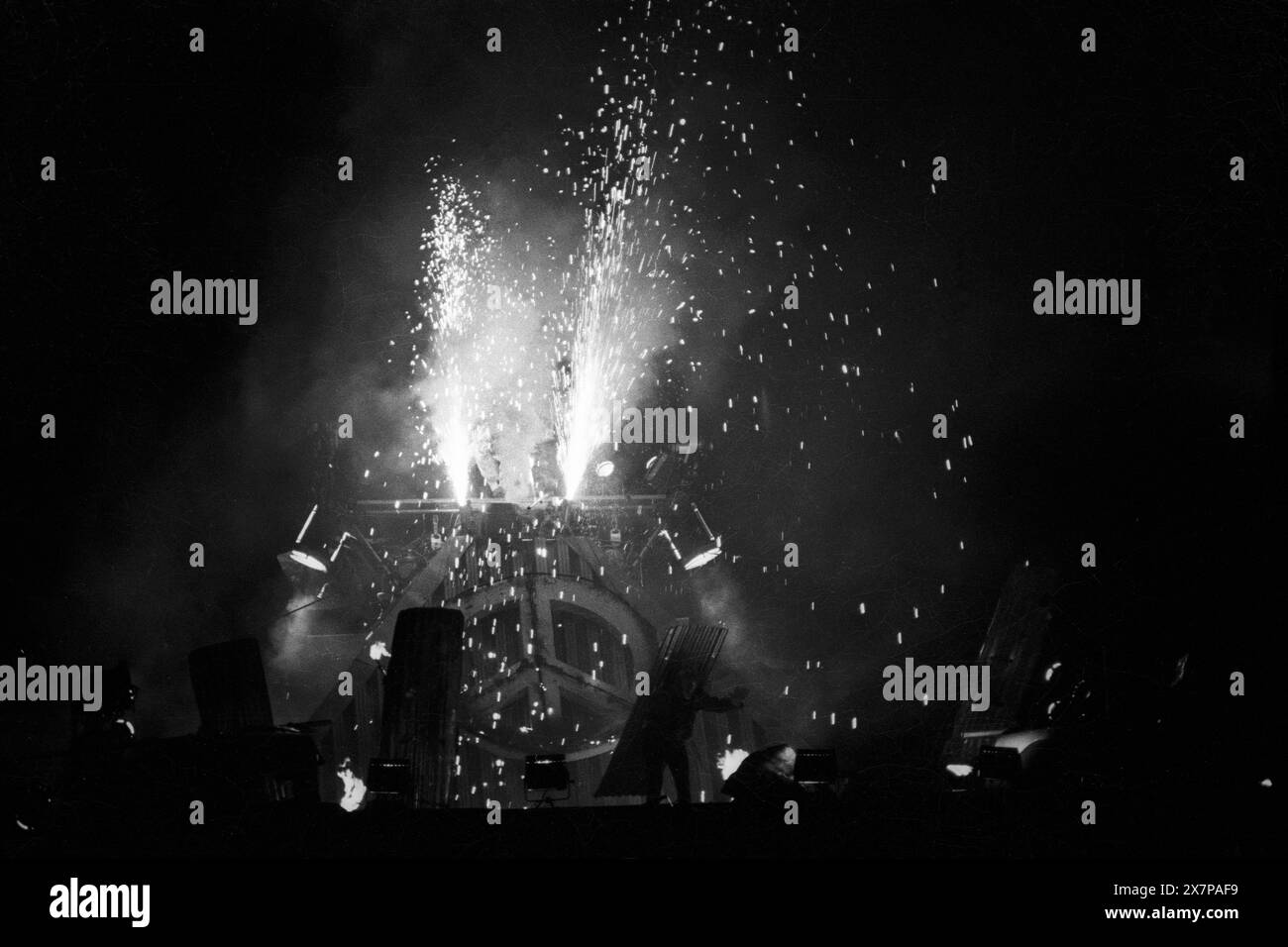 ARCHAOS CIRCUS GROUP, GLASTONBURY 90: Die zeitgenössische französische Zirkusgruppe Archaos tritt auf dem Dach der Pyramid Stage auf, während The Cure am Samstag, 23. Juni 1990, ihren Headline-Satz in Glastonbury spielen. Diese ursprüngliche Inkarnation der Pyramid Stage brannte 1994 ab. Foto: ROB WATKINS. INFO: Archaos ist eine französische zeitgenössische Zirkusgruppe, die 1986 gegründet wurde und für die Mischung traditioneller Zirkusmusiken mit Punkrock und Theaterelementen bekannt ist. Ihre innovativen Auftritte mit Motorrädern, Motorsägen und Pyrotechnik haben die Zirkuswelt revolutioniert Stockfoto