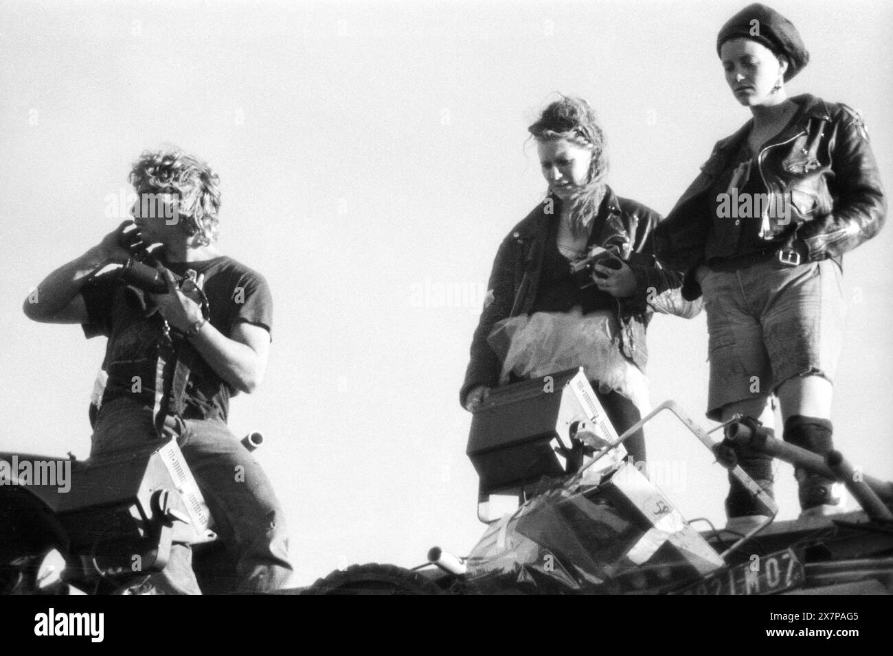 ARCHAOS CIRCUS GROUP, GLASTONBURY 90: Zeitgenössische französische Zirkusgruppe Archaos steht auf dem Dach der Pyramid Stage in Glastonbury, Samstag, 23. Juni 1990. Diese ursprüngliche Inkarnation der Pyramid Stage brannte 1994 ab. Foto: ROB WATKINS. INFO: Archaos ist eine französische zeitgenössische Zirkusgruppe, die 1986 gegründet wurde und für die Mischung traditioneller Zirkusmusiken mit Punkrock und Theaterelementen bekannt ist. Ihre innovativen Auftritte mit Motorrädern, Motorsägen und Pyrotechnik haben die Zirkuswelt revolutioniert Stockfoto