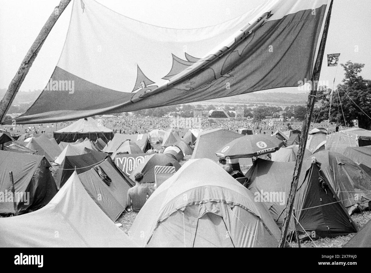 PYRAMID STAGE, MAIN FIELD, GLASTONBURY 92: The View from the Rear of the Main Field of the Pyramid Stage beim Glastonbury Festival, Pilton, England, 27. Juni 1992. Zu dieser Zeit konnte man noch auf der Rückseite des Hauptfeldes campen. Sie erlauben keine Zelte mehr auf der Rückseite des Hauptfeldes. Das Festival ist so stark gewachsen, dass auch die leeren Hügel hinter der Pyramid Stage Teil des Festivals sind. Foto: ROB WATKINS Stockfoto