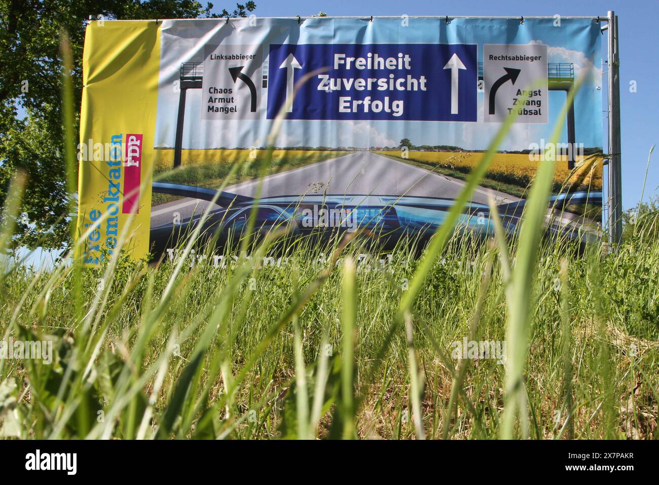 Blick am Mittwoch 15.05.2024 unweit von Waren Müritz Landkreis Mecklenburgische Seenplatte auf ein Wahlplakat der Freien Demokraten, kurz FDP. Die Bundesrepublik Deutschland bereitet sich derzeit auf die Europawahl am 9. Juni vor. In Mecklenburg Vorpommern haben bereits alle Parteien ihre Kandidaten nominiert. Dahingehend hat im gesamten Land vor einigen Tagen die Plakatierung begonnen. Dennoch ist nicht mehr zu leugnen, dass die FDP im Nordosten sehr stark an einer Wählergunst verloren hat. Das belegt insbesondere die letzten Umfragewerte die in zahlreichen Medien des Landes in den zurücklie Stockfoto