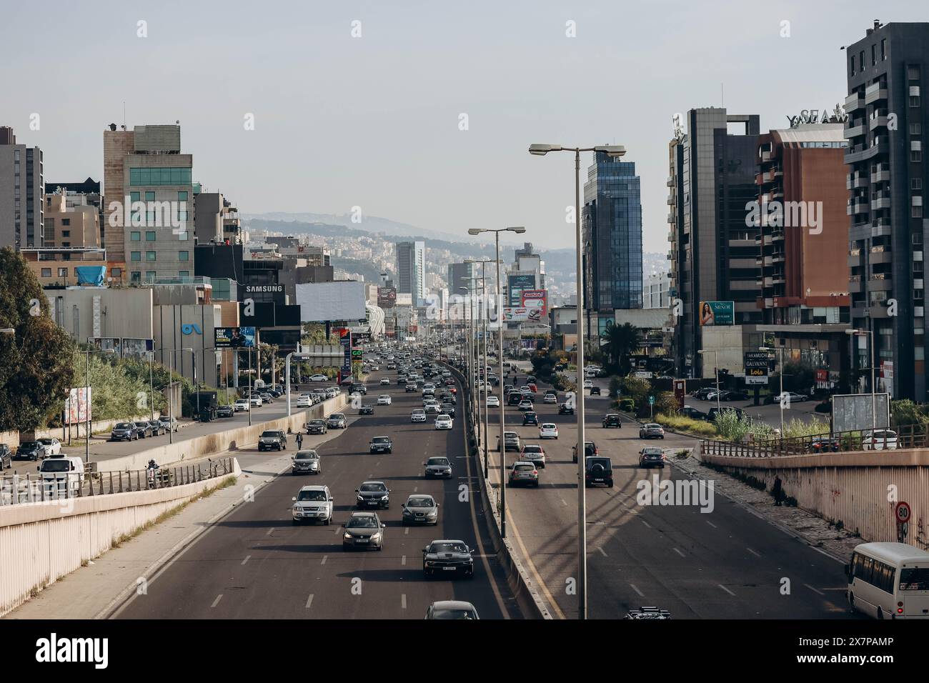 Beirut, Libanon — 24.04.2023: Blick auf die große Autobahn am Eingang von Beirut Stockfoto