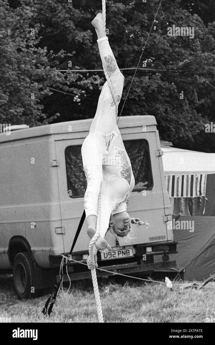 ACROBATS, CIRCUS FIELD, GLASTONBURY 95: Akrobaten und High-Wire-Künstler treten am 24. Juni 1995 im Circus Field auf. 1995 feierte das Festival sein 25-jähriges Bestehen. Foto: ROB WATKINS Stockfoto