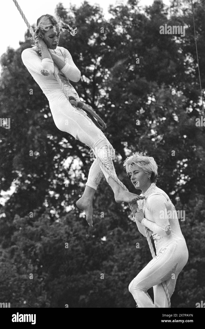 ACROBATS, CIRCUS FIELD, GLASTONBURY 95: Akrobaten und High-Wire-Künstler treten am 24. Juni 1995 im Circus Field auf. 1995 feierte das Festival sein 25-jähriges Bestehen. Foto: ROB WATKINS Stockfoto