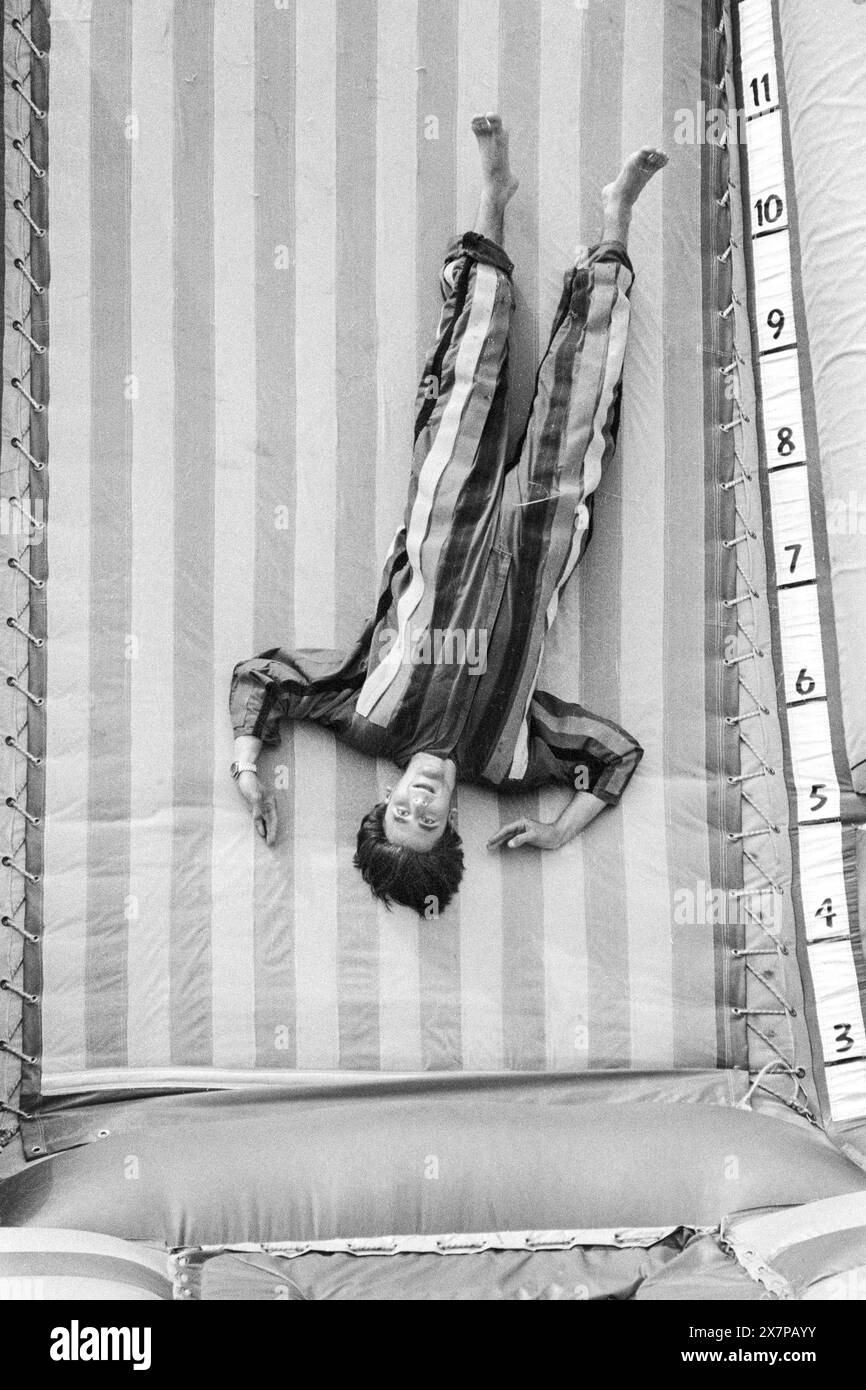 HUMAN FLY VELCRO WALL, CIRCUS FIELD, GLASTONBURY 95: A man springt gegen eine menschliche Fliege Velrro Wall und hängt kopfüber, während die Darsteller im Circus Field beim Glastonbury Festival, Pilton Farm, Somerset, England, 24. Juni 1995 auftreten. 1995 feierte das Festival sein 25-jähriges Bestehen. Foto: ROB WATKINS Stockfoto