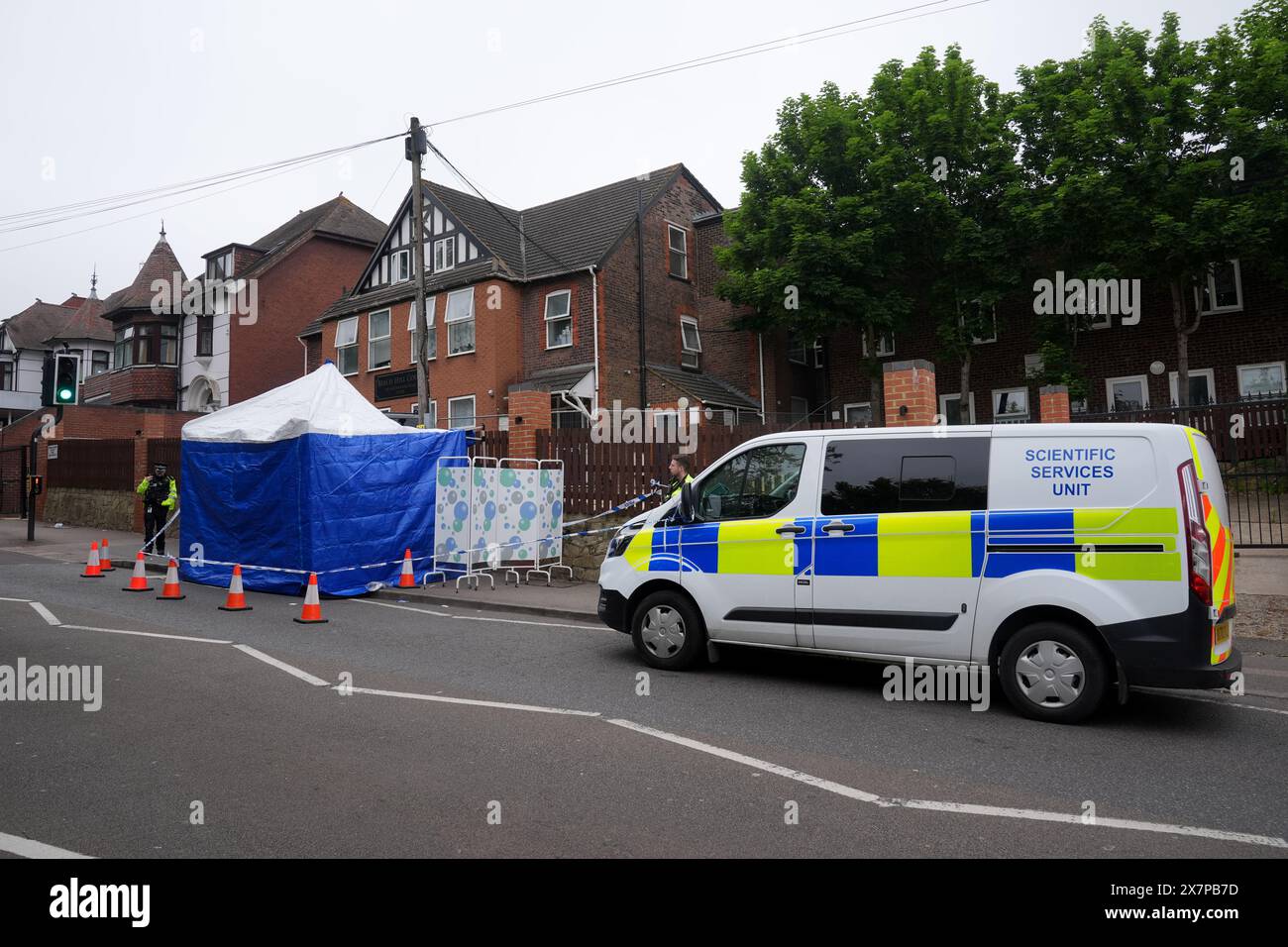 Polizisten in einem forensischen Zelt am Tatort in Luton, wo eine Frau bei einem Messerstecher in der Nähe einer Schule schwer verletzt wurde. Die Polizei von Bedfordshire sagte, dass sie in ein Krankenhaus gebracht wurde, nachdem sie am Dienstag gegen 8.30 Uhr in der Dunstable Road angegriffen worden war und dass ein Mann verhaftet worden war. Bilddatum: Dienstag, 21. Mai 2024. Stockfoto