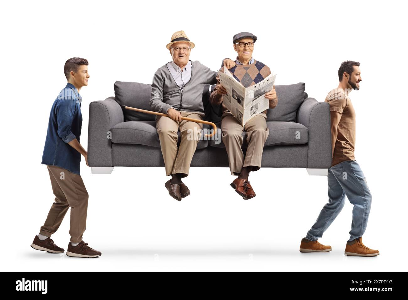 Ältere Männer sitzen auf einem Sofa, getragen von jungen Männern isoliert auf weißem Hintergrund Stockfoto
