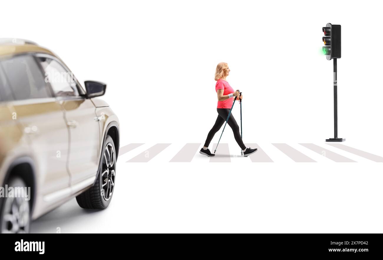 Frau, die mit Trekkingstöcken an einem Fußgängerübergang auf weißem Hintergrund läuft Stockfoto
