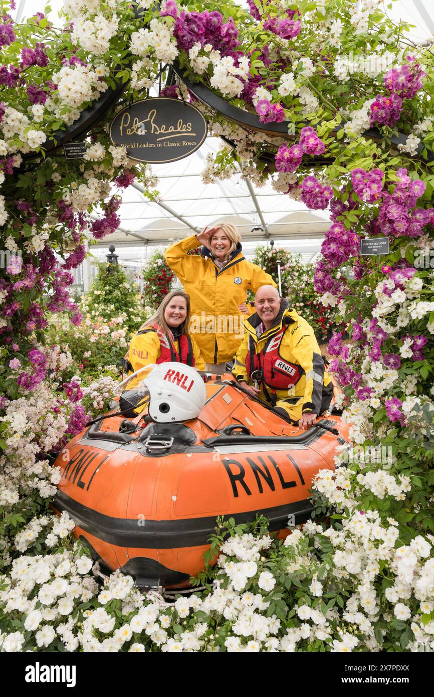 Anthea Turner und die RNLI Crew starten die Rose „with Courage“, die Peter Beales Roses zum 200. Jahrestag der RNLI im RHS Chelsea Flowe kreiert hat Stockfoto